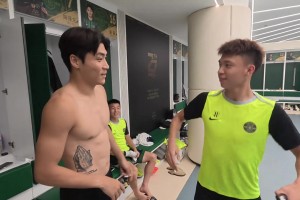 来耍起！王钰栋在更衣室给朴镇燮跳“马竞战舞”